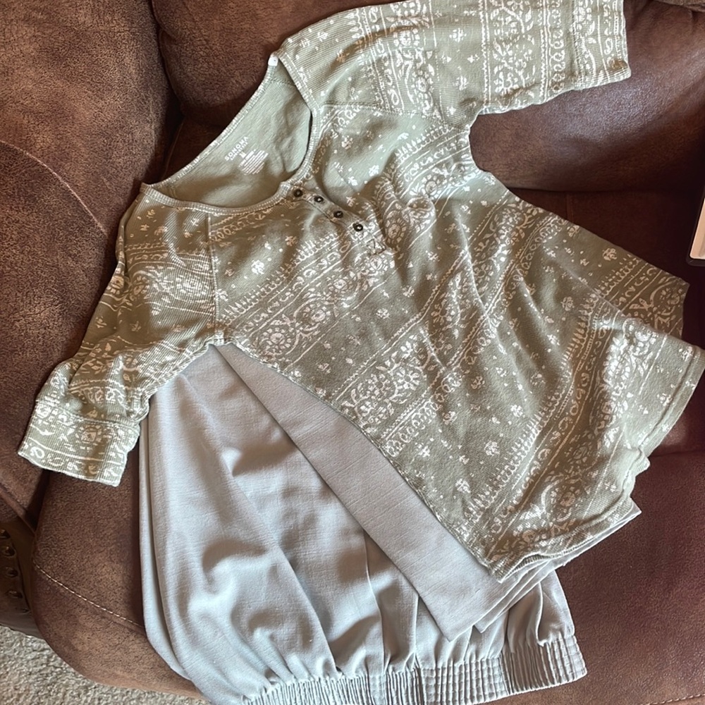 Women’s Sage Green Pant/Shirt Set Pant 12P. Shirt M. Front Pocket Pants Bundle